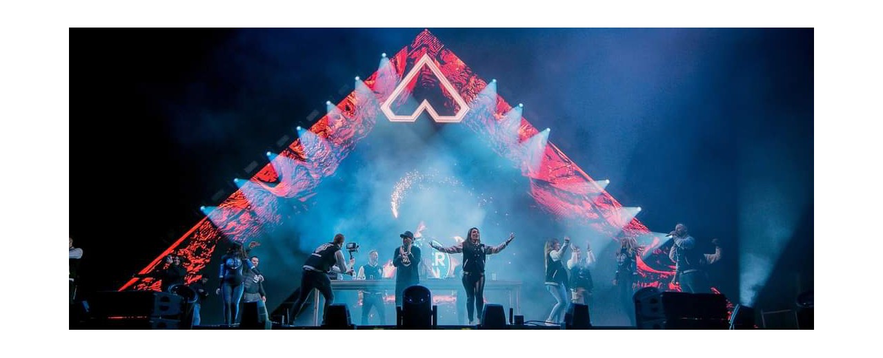 LE AROLLA AQUA E GLI SKYLOS CLAYPAKY ILLUMINANO IL PALCO DELL'APERYSHOW 2024